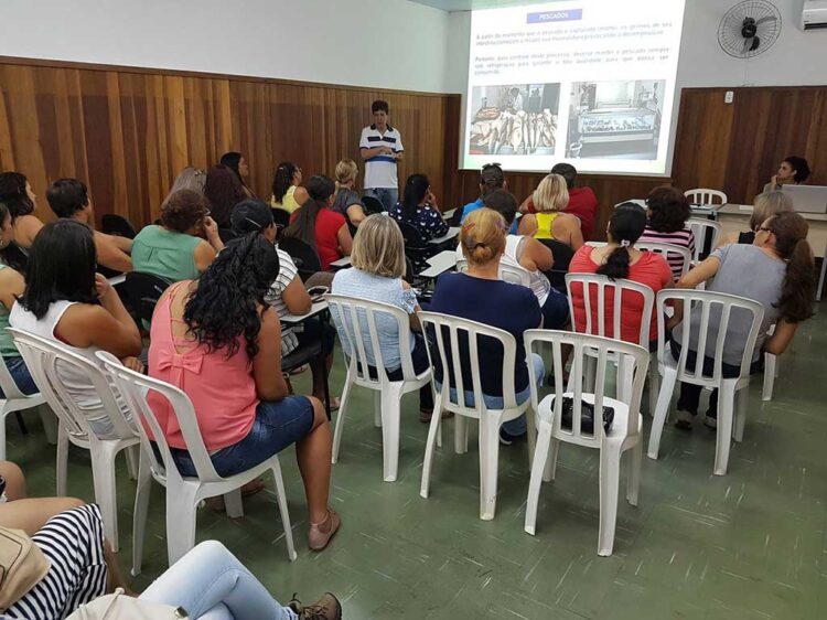 Merendeiras da Rede Municipal de Ensino recebem treinamento