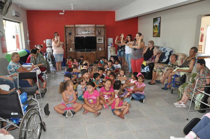 Idosos do Lar São Vicente de Paulo recebem doações e visita de alunos possenses