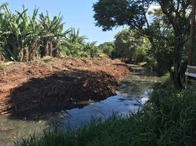 Prefeitura inicia limpeza no Córrego Monte Santo