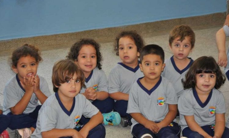 Uniformes escolares são distribuídos nas escolas 