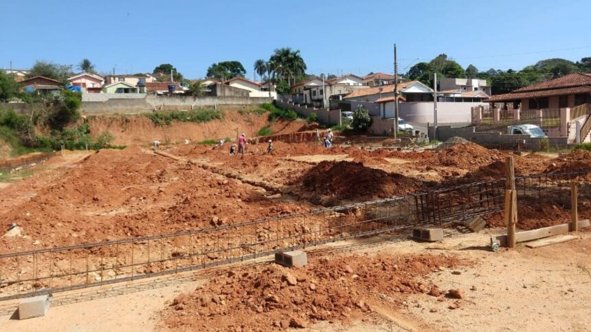 Obras de construção da creche do bairro Vila Esperança continuam avançando