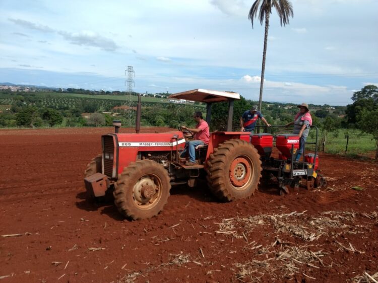 Maquinário da Patrulha Rural continua auxiliando produtores rurais