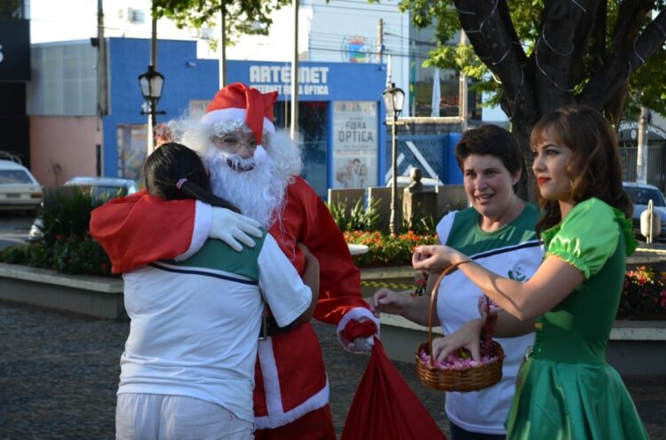 Santo Antônio de Posse recebe a visita do Papai Noel na Feira da Lua