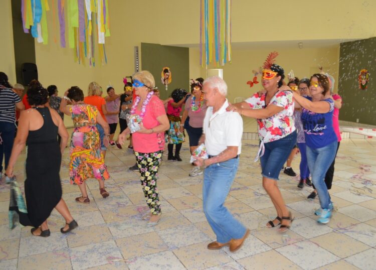 Participantes do grupo “Viver Vale a Pena” se divertem em festa de Carnaval