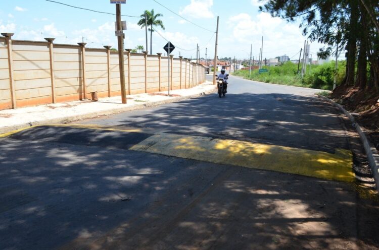 Lombada é instalada na Estrada Municipal Francisco Possani
