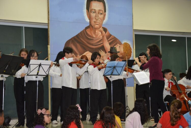 Santo Antônio de Posse comemora 64 anos com muita música na Praça da Matriz