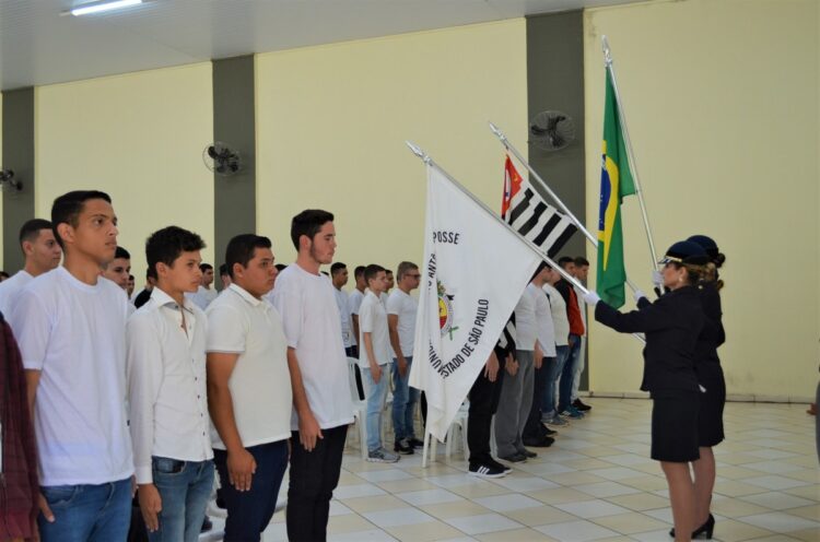 Jovens possenses participam de cerimônia de Juramento à Bandeira