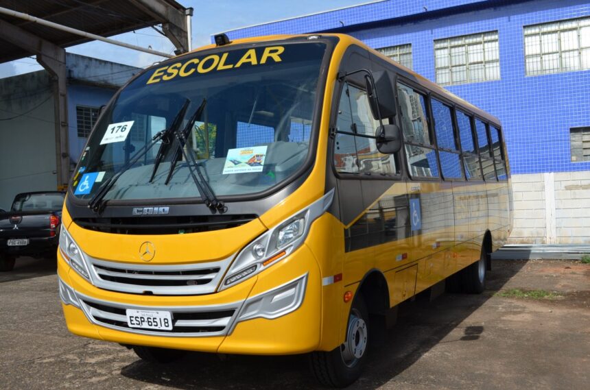 Educação recebe novo ônibus para transporte escolar