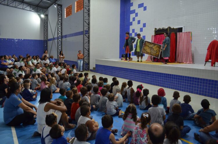Espetáculo “Buraco da Minhoca” é apresentado aos alunos da rede municipal