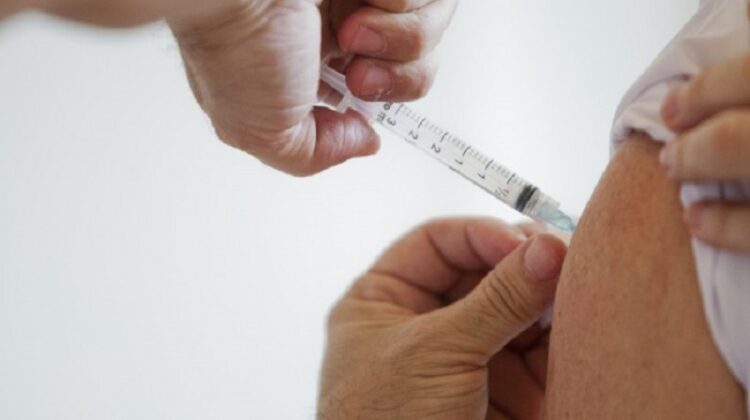 Saúde retoma vacinação de idosos de 77 à 79 anos contra a COVID-19 nesta sexta-feira (5)
