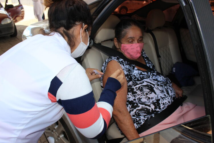 DRIVE-THRU de vacinação começa a imunizar idosos de 63 anos nesta quinta-feira, 29