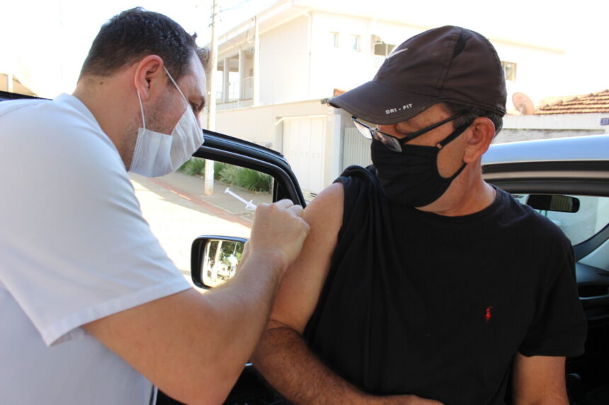 Drive-thru de vacinação imunizou 432 pessoas contra COVID-19
