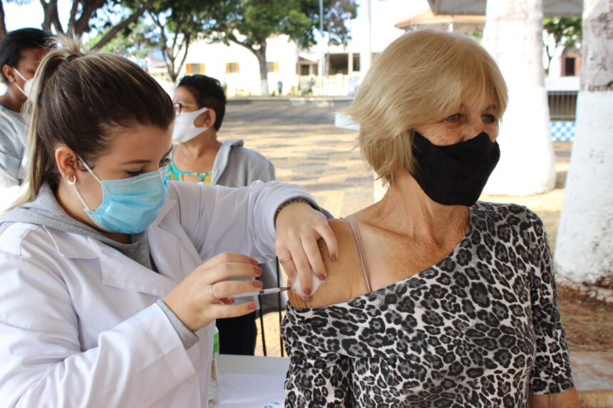 Saúde começa a imunizar população de 50 a 59 anos contra Covid-19