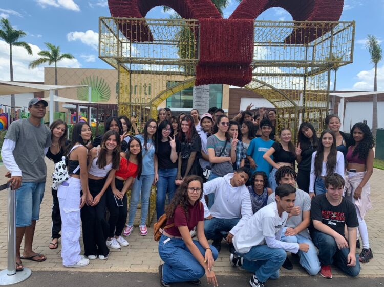Adolescentes do Universo Jovem visitam as instalações do SENAC Mogi Guaçu