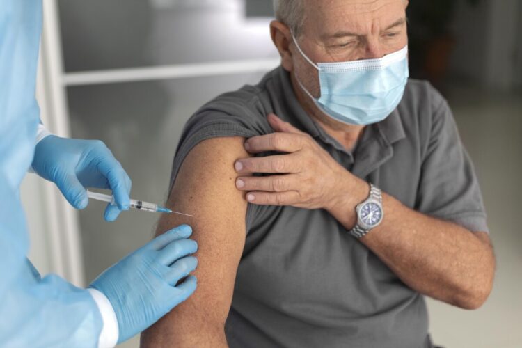 Pessoas de 60 anos ou mais já podem receber a vacina bivalente contra Covid-19