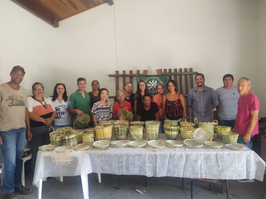 Treze pessoas concluem curso de Artesanato em Bambu