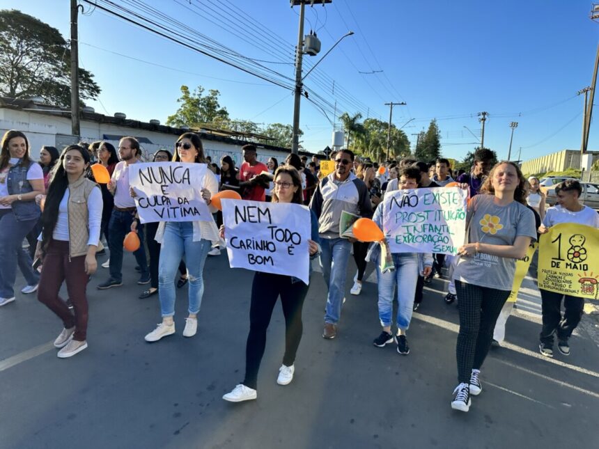 Centenas de pessoas participam de marcha sobre combate ao abuso e a exploração sexual de crianças e adolescentes