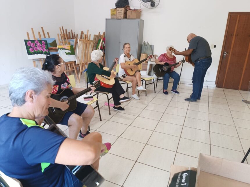 Aulas de violão ajudam a transformar rotina de idosos em Santo Antônio de Posse