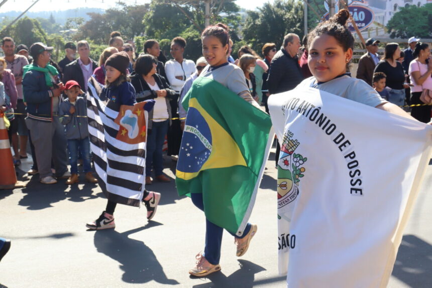 Desfile Cívico marca comemoração dos 68 anos de Santo Antônio de Posse