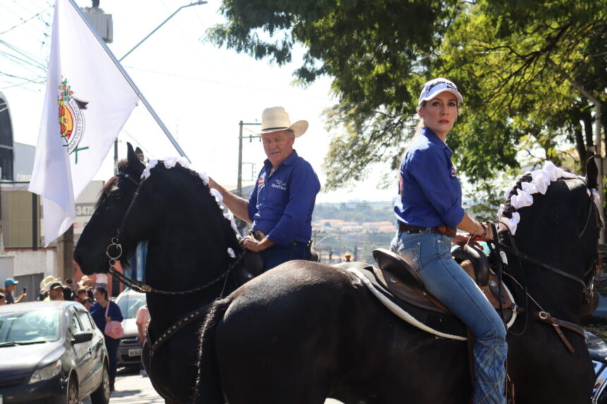 Desfile de Cavaleiros resgata a tradição da cultura sertaneja e tropeira