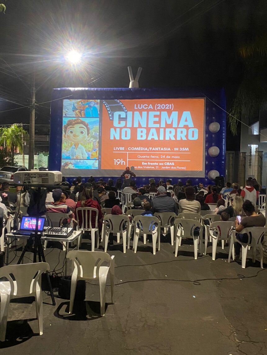 Projeto Cinema no Bairro reúne cerca de 400 pessoas no bairro Popular