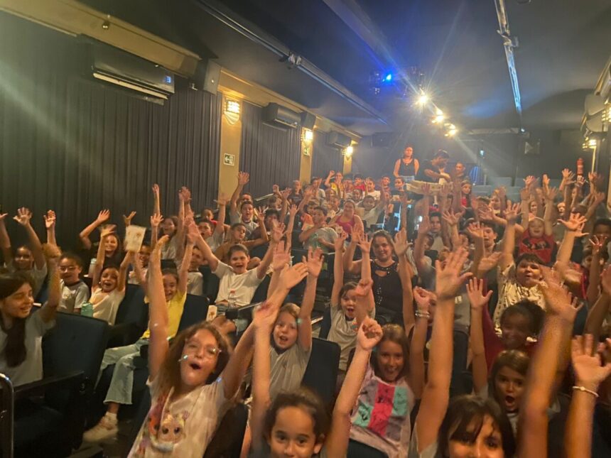 Cine Renovias leva sessões de cinema para cerca de 700 alunos da rede pública de ensino e da APAE