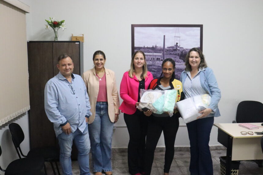 Participantes do Grupo de Gestantes recebem kit enxoval