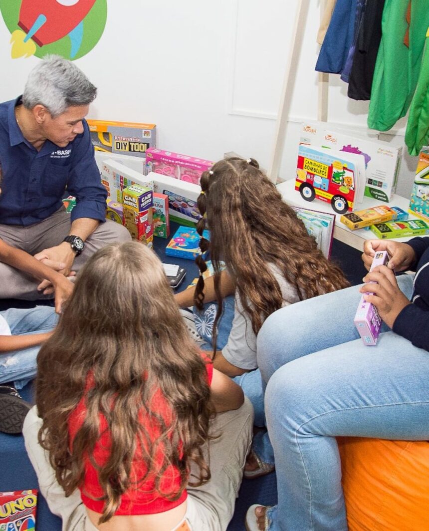 Estudantes da escola Conceição Godoi Menuzzo ganham biblioteca com 1.200 livros