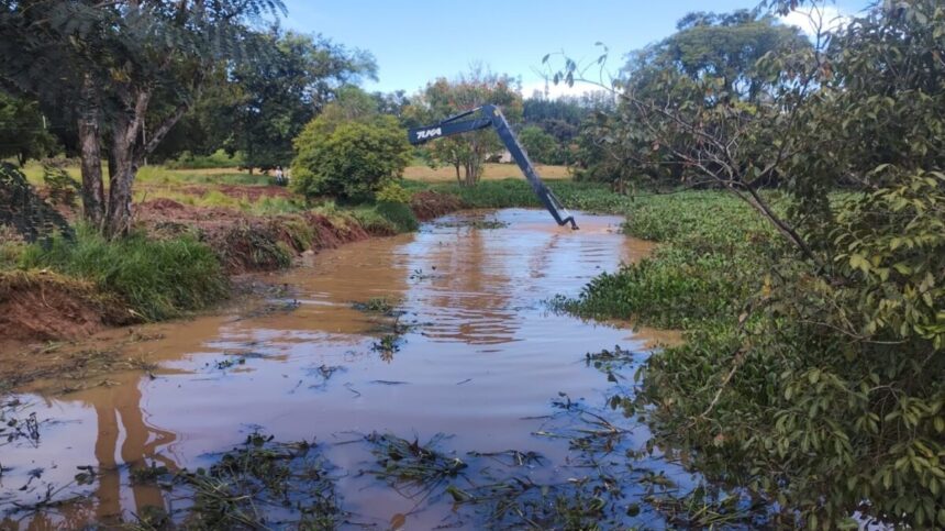 PREFEITURA DE REALIZA LIMPEZA E DESASSOREAMENTO DA REPRESA DO BARREIRO